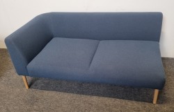 2-seter loungesofa fra Martela, Modell Nooa i blått stoff, eik ben, vange på venstre side, pent brukt