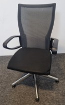 Konferansestol fra Haworth, modell Comforto i sort stoff / mesh / krom, pent brukt