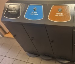 Kildesorteringsstasjon, trippel, for restavfall, plast og papir i grålakkert metall, fra Enviropac, pent brukt