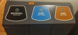 Kildesorteringsstasjon, trippel, for restavfall, plast og papir i grålakkert metall, fra Enviropac, pent brukt