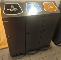 Kildesorteringsstasjon, trippel, for restavfall, plast og papir i grålakkert metall, fra Enviropac, pent brukt