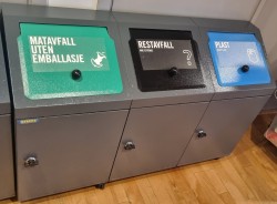 Kildesorteringsstasjon 68cm høyde, trippel, for restavfall, plast og papir i grålakkert metall, fra Gemos, pent brukt