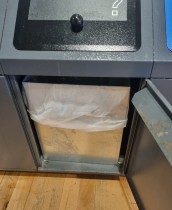 Kildesorteringsstasjon 68cm høyde, trippel, for restavfall, plast og papir i grålakkert metall, fra Gemos, pent brukt