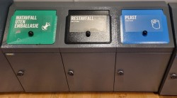 Kildesorteringsstasjon 68cm høyde, trippel, for restavfall, plast og papir i grålakkert metall, fra Gemos, pent brukt