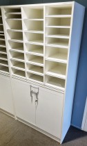 Posthylle / postreol fra PrimaOffice i hvitt, ca 20rom + underskap med sorteringsskuff, pent brukt
