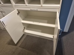 Posthylle / postreol fra PrimaOffice i hvitt, ca 20rom + underskap med sorteringsskuff, pent brukt