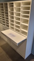 Posthylle / postreol fra PrimaOffice i hvitt, ca 20rom + underskap med sorteringsskuff, pent brukt