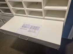 Posthylle / postreol fra PrimaOffice i hvitt, ca 20rom + underskap med sorteringsskuff, pent brukt