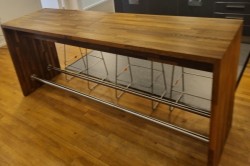 Barbord / høyt arbeidsbord i eik med sidevanger, 110cm høyde, 250x75cm, noe bruksslitasje