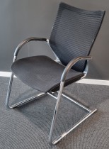 Konferansestol i sort mesh / krom med armlene fra Okamura, modell CP, pent brukt