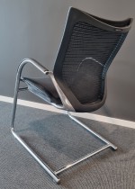 Konferansestol i sort mesh / krom med armlene fra Okamura, modell CP, pent brukt