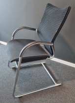 Konferansestol i sort mesh / krom med armlene fra Okamura, modell CP, pent brukt