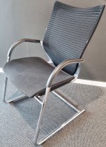 Konferansestol i sort mesh / krom med armlene fra Okamura, modell CP, pent brukt
