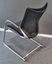 Konferansestol i sort mesh / krom med armlene fra Okamura, modell CP, pent brukt