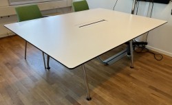 Møtebord i hvitt, understell i krom fra Horreds, 180x130cm, passer 6-8 personer, brukt