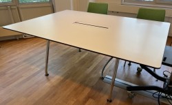 Møtebord i hvitt, understell i krom fra Horreds, 180x130cm, passer 6-8 personer, pent brukt