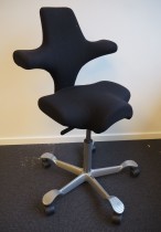 Ergonomisk kontorstol fra Håg: Capisco 8106, sort stoff / grått fotkryss, 69cm maxhøyde, NYTRUKKET, pent brukt
