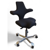 Ergonomisk kontorstol fra Håg: Capisco 8106, sort stoff / grått fotkryss, 69cm maxhøyde, NYTRUKKET, pent brukt