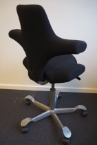 Ergonomisk kontorstol fra Håg: Capisco 8106, sort stoff / grått fotkryss, 69cm maxhøyde, NYTRUKKET, pent brukt
