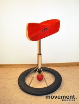 Kontorstol: BackApp ergonomisk kontorstol i rød mikrofiber / comfort med rød kule, pent brukt