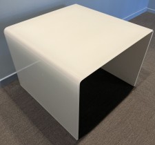 Lekkert loungebord / sofabord fra Sovet Italia i hvitt glass, Bridge 60x60cm, høyde 45cm, pent brukt
