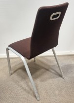 Stablestol / bankettstol fra Burgess UK, burgunder stoff, grått aluminiumsunderstell, brukt med flekker/slitasje