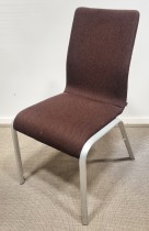 Stablestol / bankettstol fra Burgess UK, burgunder stoff, grått aluminiumsunderstell, brukt med flekker/slitasje