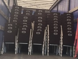 Stablestol / bankettstol fra Burgess UK, burgunder stoff, grått aluminiumsunderstell, brukt med flekker/slitasje