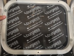 Stablestol / bankettstol fra Burgess UK, burgunder stoff, grått aluminiumsunderstell, brukt med flekker/slitasje