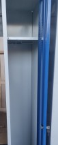 Garderobeskap i stål, lys grå / blå dører, 1 rom. 30cm bredde, 55cm dybde, 180cm høyde, brukt