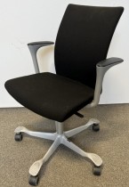 Konferansestol på hjul i sort stoff / grått fra HÅG, H04 Comm med armlene, pent brukt