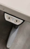 Kinnarps T-serie elektrisk hevsenk skrivebord 200x90cm i hvit laminat, pent brukt