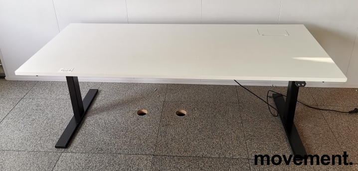Solgt!Skrivebord med elektrisk hevsenk i - 1 / 4
