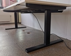 Skrivebord med elektrisk hevsenk i hvitt / sort fra Holmris, 180x80cm, pent brukt