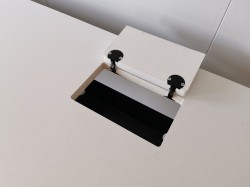 Skrivebord med elektrisk hevsenk i hvitt / sort fra Holmris, 180x80cm, pent brukt