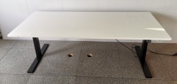 Skrivebord med elektrisk hevsenk i hvitt / sort fra Holmris, 180x80cm, pent brukt