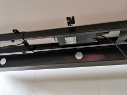 Skrivebord med elektrisk hevsenk i hvitt / sort fra Holmris, 180x80cm, pent brukt