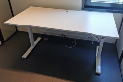 Skrivebord med elektrisk hevsenk i hvitt fra Edsbyn, 160x80cm, pent brukt