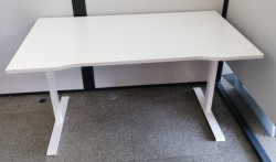 Skrivebord i hvitt fra Edsbyn, 140x80cm, liten magebue, pent brukt