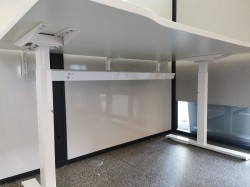 Skrivebord i hvitt fra Edsbyn, 140x80cm, liten magebue, pent brukt