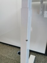 Skrivebord i hvitt fra Edsbyn, 140x80cm, liten magebue, pent brukt