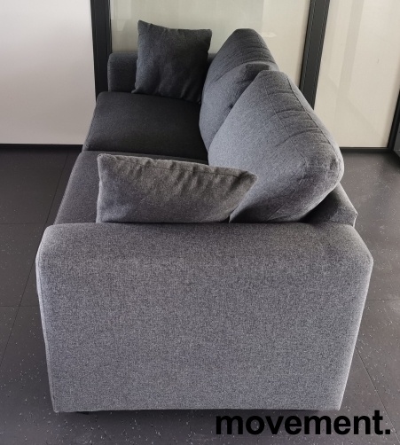 Solgt!3-seter sofa i mørkt grått stoff - 2 / 3