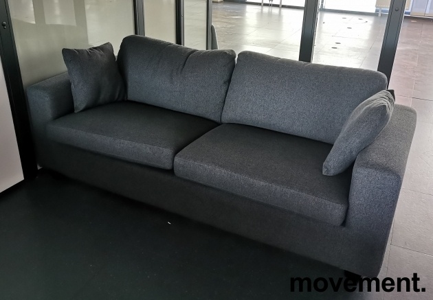 Solgt!3-seter sofa i mørkt grått stoff - 1 / 3