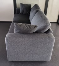 3-seter sofa i mørkt grått stoff fra Hjort Knudsen, bredde 205cm, pent brukt