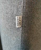 3-seter sofa i mørkt grått stoff fra Hjort Knudsen, bredde 205cm, pent brukt