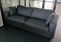 3-seter sofa i mørkt grått stoff fra Hjort Knudsen, bredde 205cm, pent brukt