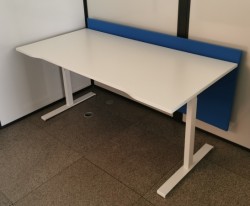 Skrivebord i hvitt fra Edsbyn, 160x80cm, liten magebue, pent brukt