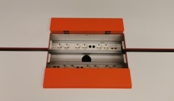 Barbord / ståbord i hvitt / orange fra Edsbyn, modell Piece, 250x140cm, høyde 90cm, pent brukt