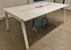 Barbord / ståbord i hvitt / orange fra Edsbyn, modell Piece, 250x140cm, høyde 90cm, pent brukt