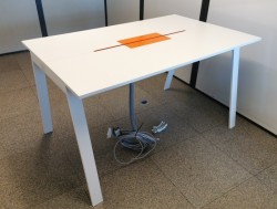 Barbord / ståbord i hvitt / orange fra Edsbyn, modell Piece, 160x100cm, høyde 90cm, pent brukt